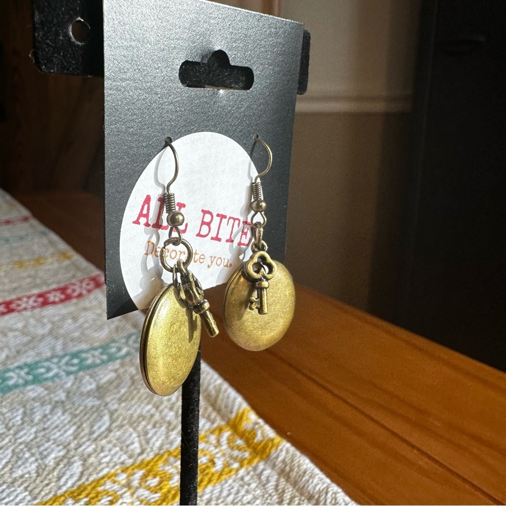 Handmade 'Locket Up' Dangle Locket Earrings - Picture 4 of 5